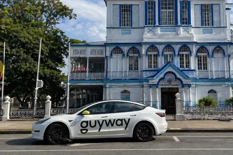 Une Tesla aux couleurs de GuyWay stationnée devant l'hôtel de ville de Georgetown, au Guyana