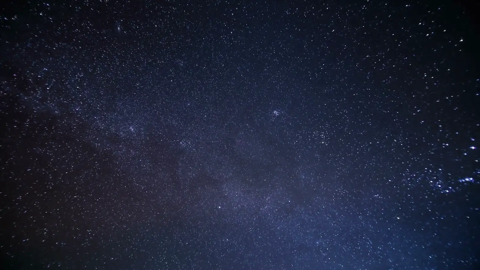 Ciel étoilé nocturne, la Voie lactée visible au-dessus de l'horizon